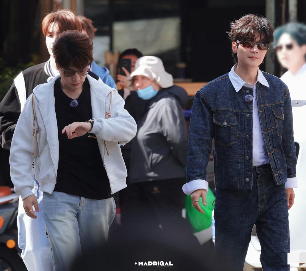 陈楚生今天快乐老友记录制“男大炸街”。简直不要太帅了。一身法国奢侈品牌LAN