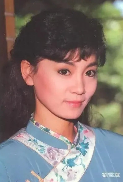 1997年，38岁的刘雪华怀了刘德凯的孩子，她开心的筹备着自己的婚礼。刘德凯却打