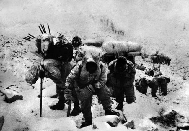 1952年，朝鲜战场上，志愿军都在睡觉，一个战士却因为太激动，睡不着。就在这时，