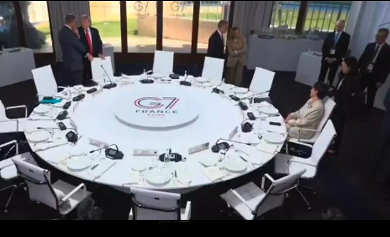 一段七国集团峰会的视频显示，日本首相高市早苗独自坐在会议桌前等待，似乎已经有些不