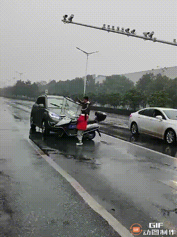 一处道路上，一名男子骑着电动车载女儿回家时，由于雨天路滑，他骑行的速度比较慢，谁