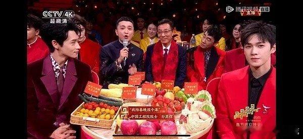春晚李昀锐好适合春晚这种场合啊！！淡颜扛得住镜头，皮相骨相都优越，确实他跟魏晨