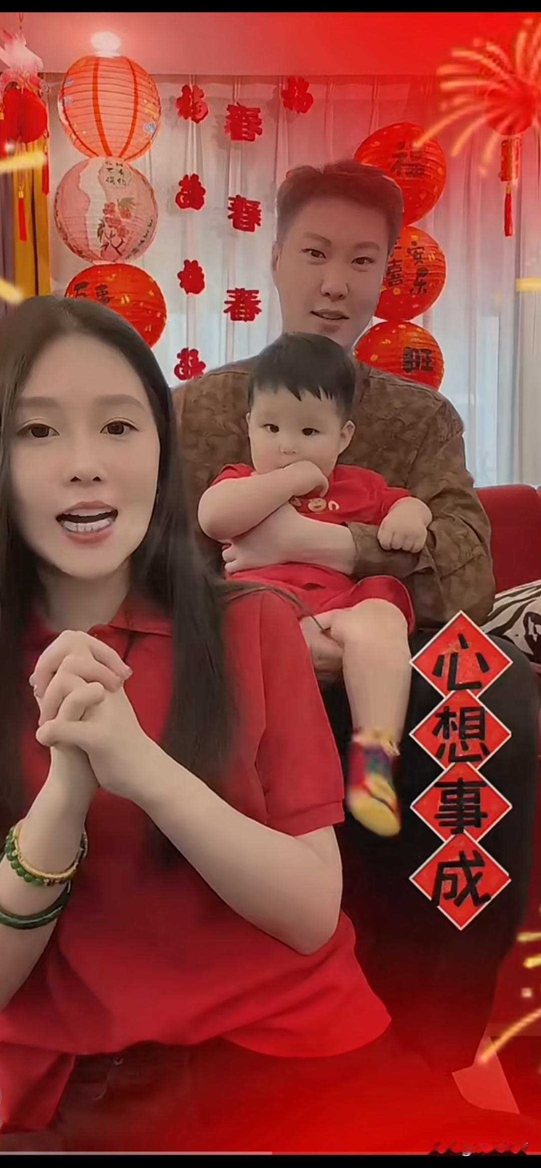 别信什么“恩爱是秀出来”的鬼话——看看球球两口子过年回家的状态，藏不住。照片里