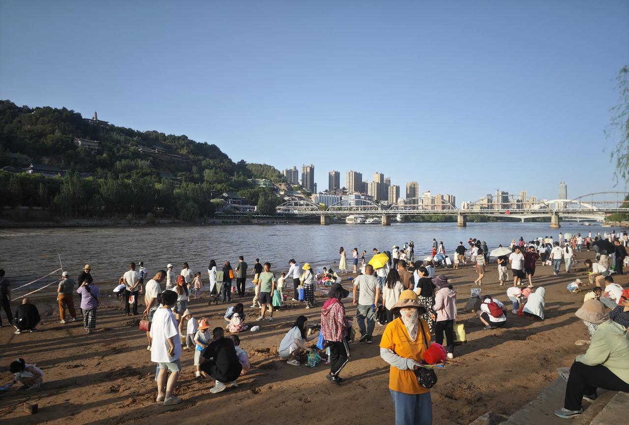 中山桥一带是兰州游客最多的地方。中山桥下西端的近水广场河滩是市民和游客与黄河水