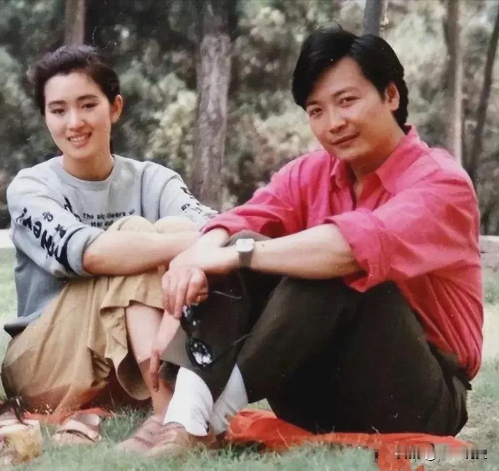 1982年，17岁的巩俐在印刷厂当临时工，和初恋尹大伟留下了珍贵合影。照片里，巩