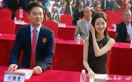 感觉章泽天已经躺平了，生了3个孩子傍身后，她就经常出去旅游。如今的她，似乎把重心