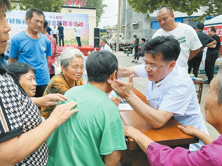 名专家下乡义诊 村民健康有“医”靠