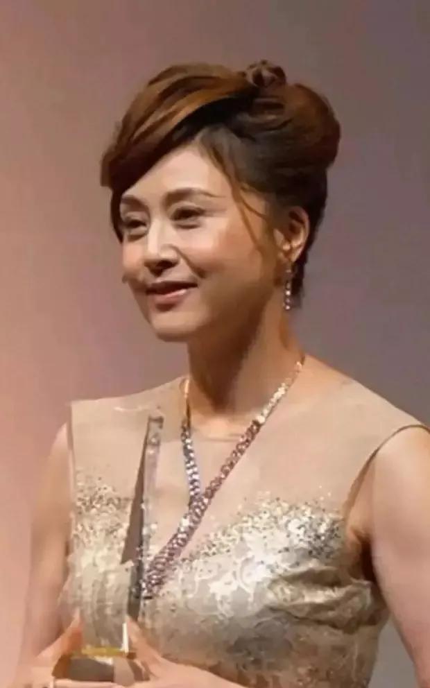 郭富城的前女友藤原纪香再次出现在公众视野，她的美貌是否还能惊艳时光？近日，藤原纪