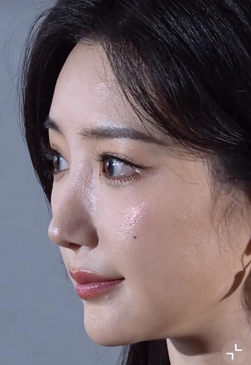 毛晓彤在路演里的怼脸拍好真实。无美颜无滤镜，可以看到她妆容没有卡粉，说明皮肤