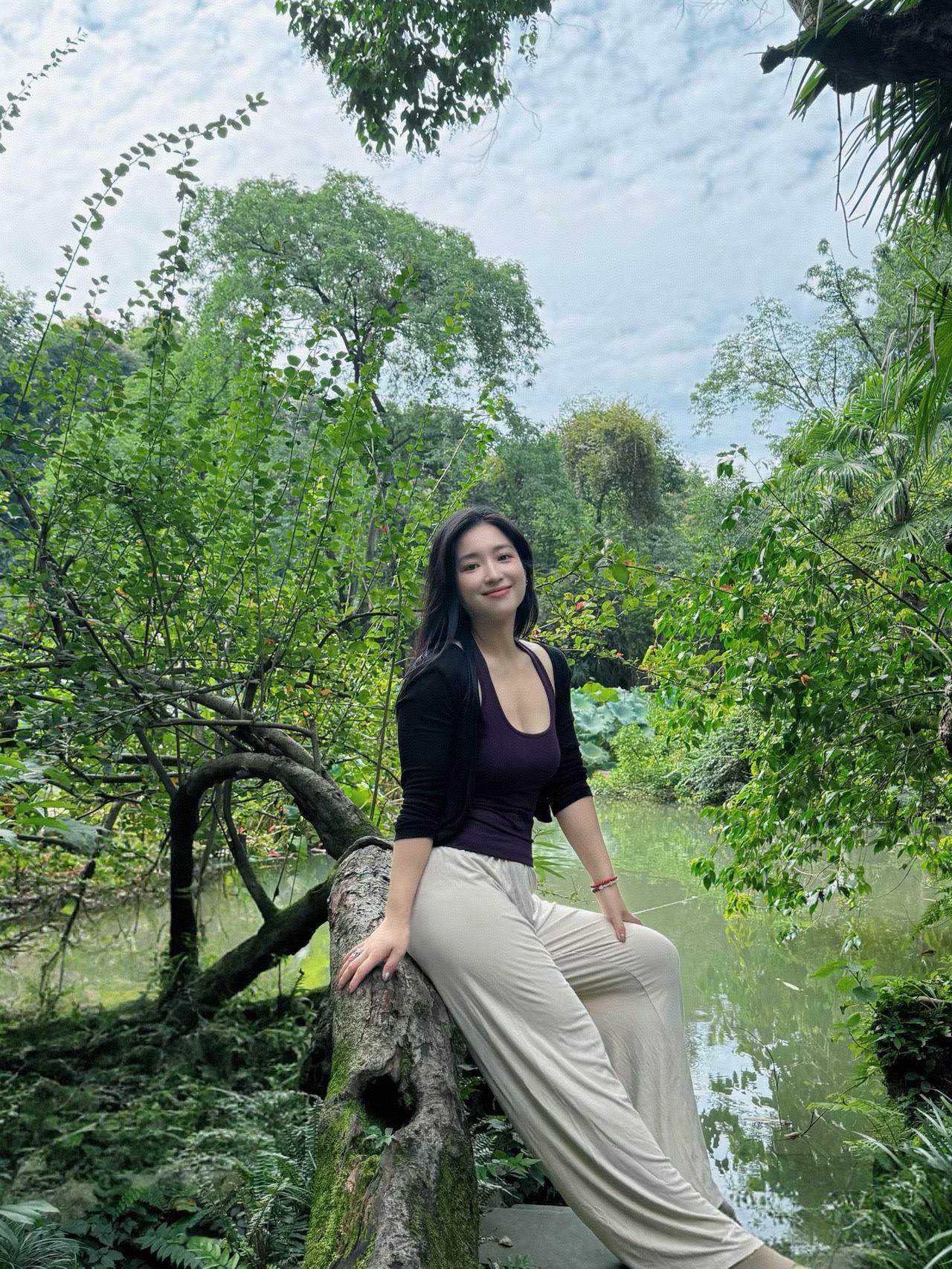 躲进园林的绿意里，紫吊带裹着夏意，黑开衫松松垮垮，素色裤脚蹭着青苔凉。举把紫扇遮