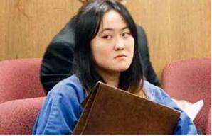 2015年，赴美女留学生拿烟头烫同学，扇耳光，法庭上她目中无人，公然叫嚣：“能快