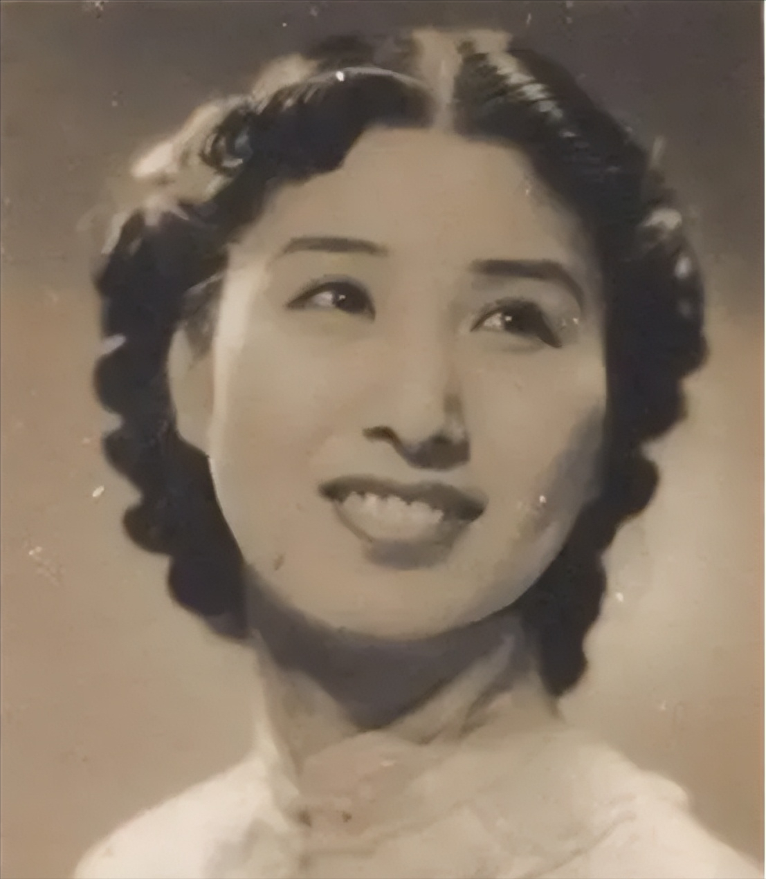 1940年深夜，郑苹如悄悄被押到小树林，特务看着她长得太漂亮了，实在是不舍得开枪