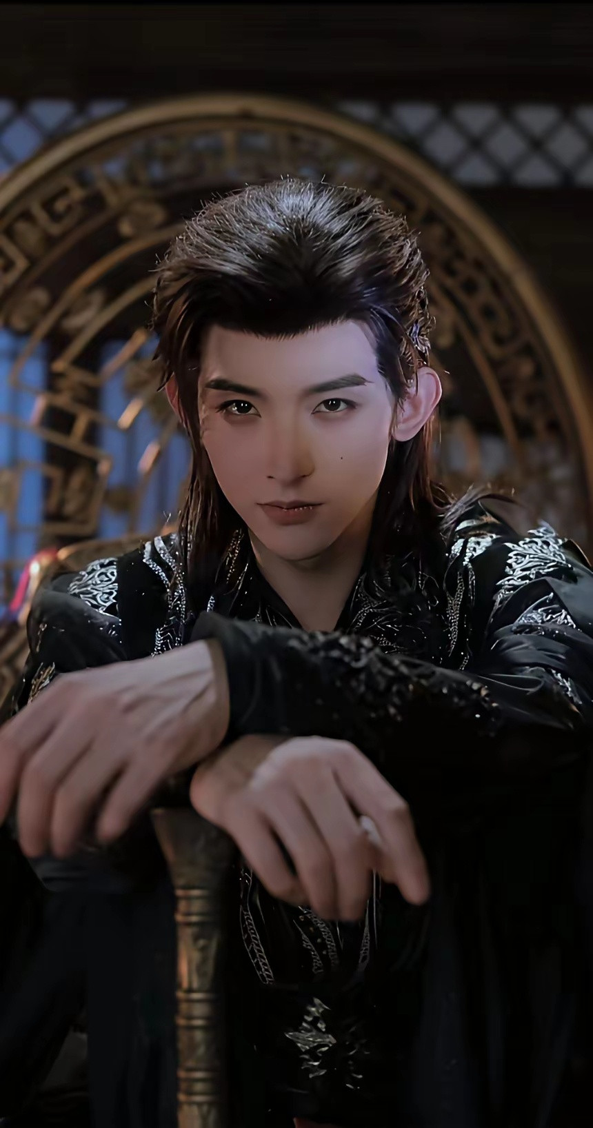 我要被厂花笑死了，他辛辛苦苦拍了三部戏，一个月给他播完了。《暗河传》《水龙吟》《