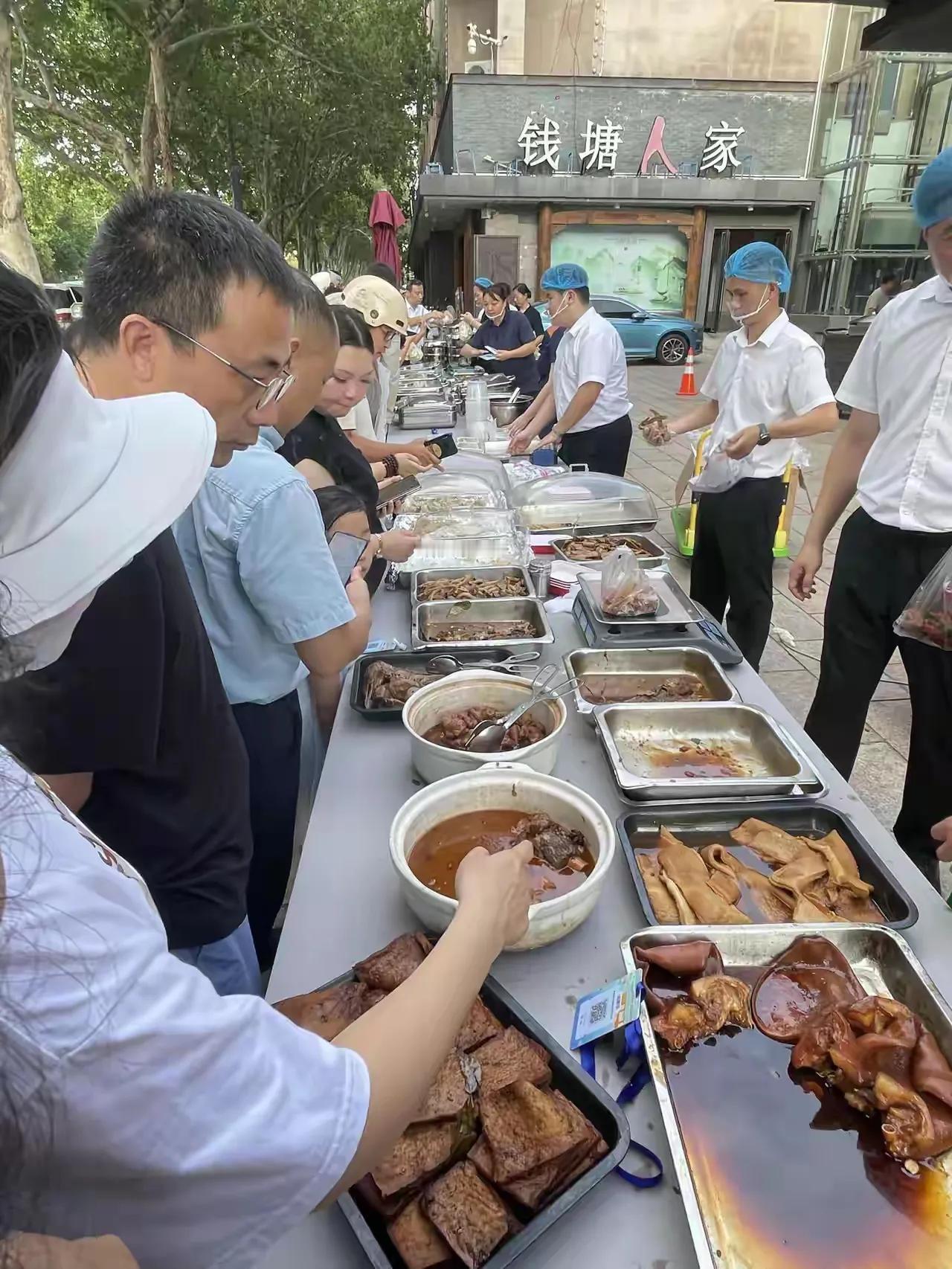 吃了几十年，发现酒店其实是个政策性行业，吃饭也是个政策性行为！很多酒店是吃喝风起