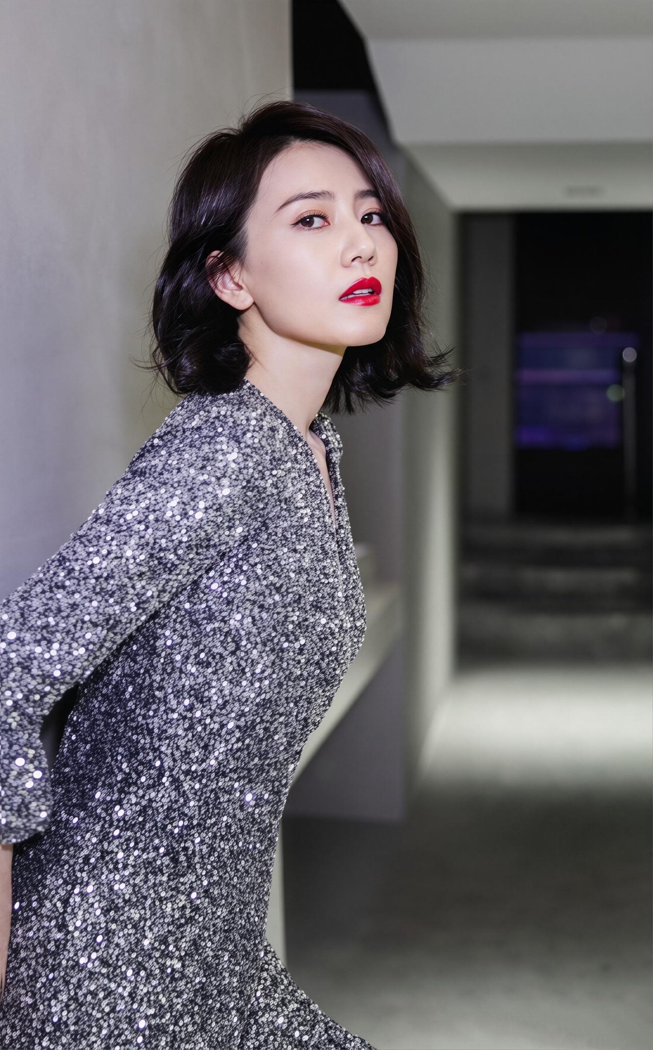 被高圆圆这组图美到了！✨银色亮片裙真的太适合她，在光线下blingbling