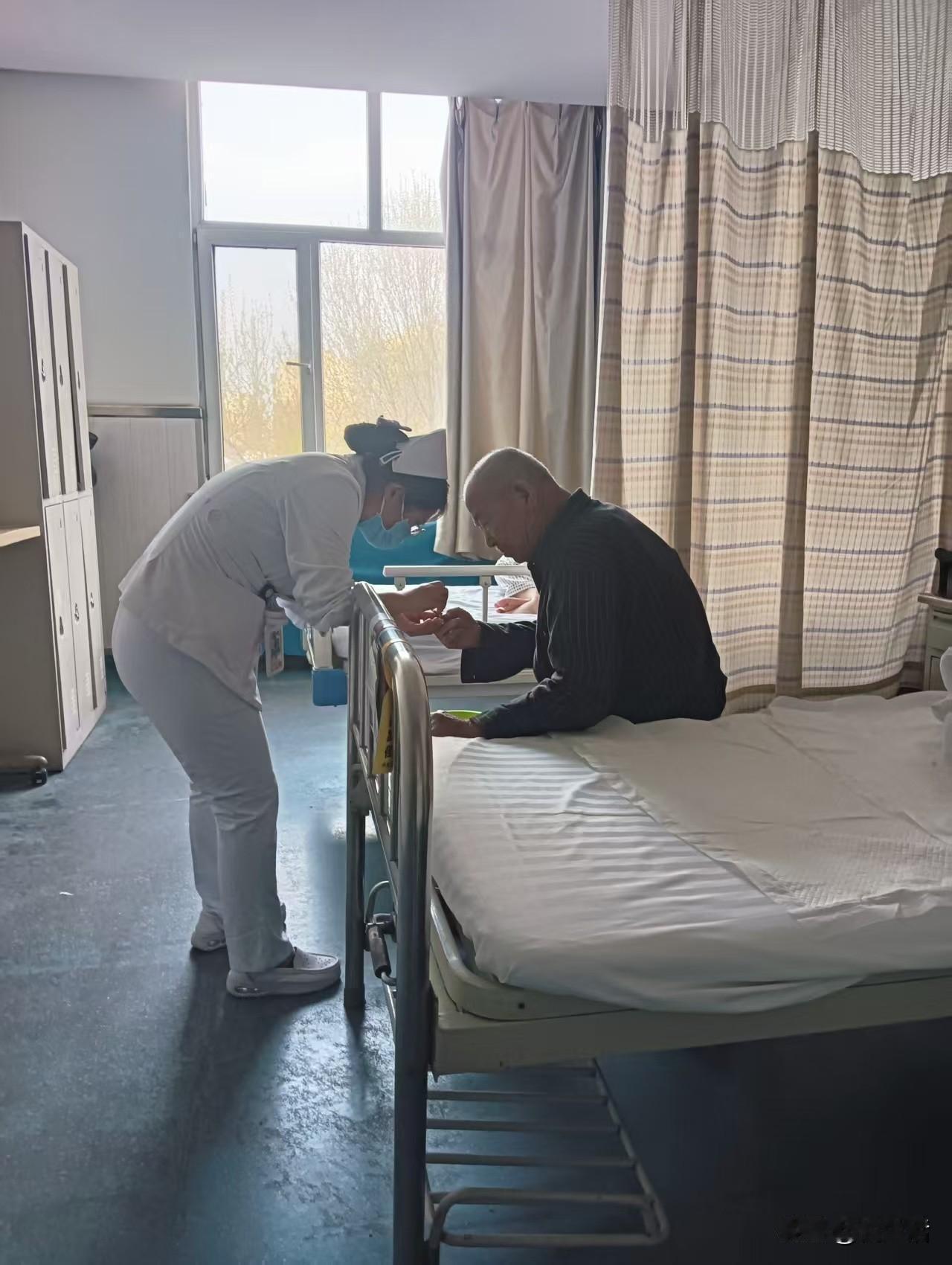 绽放在大同同煤总医院泌尿科的最美护士在国药同煤总医院的病房里，有一位穿梭在病床