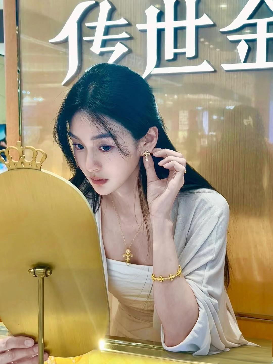 出水芙蓉的美[比心][比心][比心]温婉国风美人美到心动的瞬间