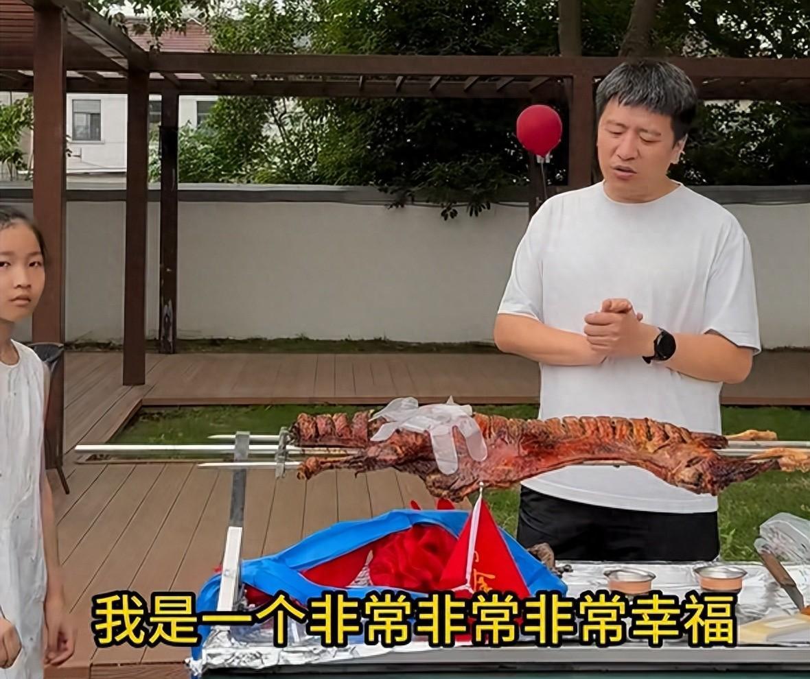 张雪峰41岁庆生吃烤全羊，直言不差钱，盼女儿考清华引趣事近日，张雪峰在社交平台