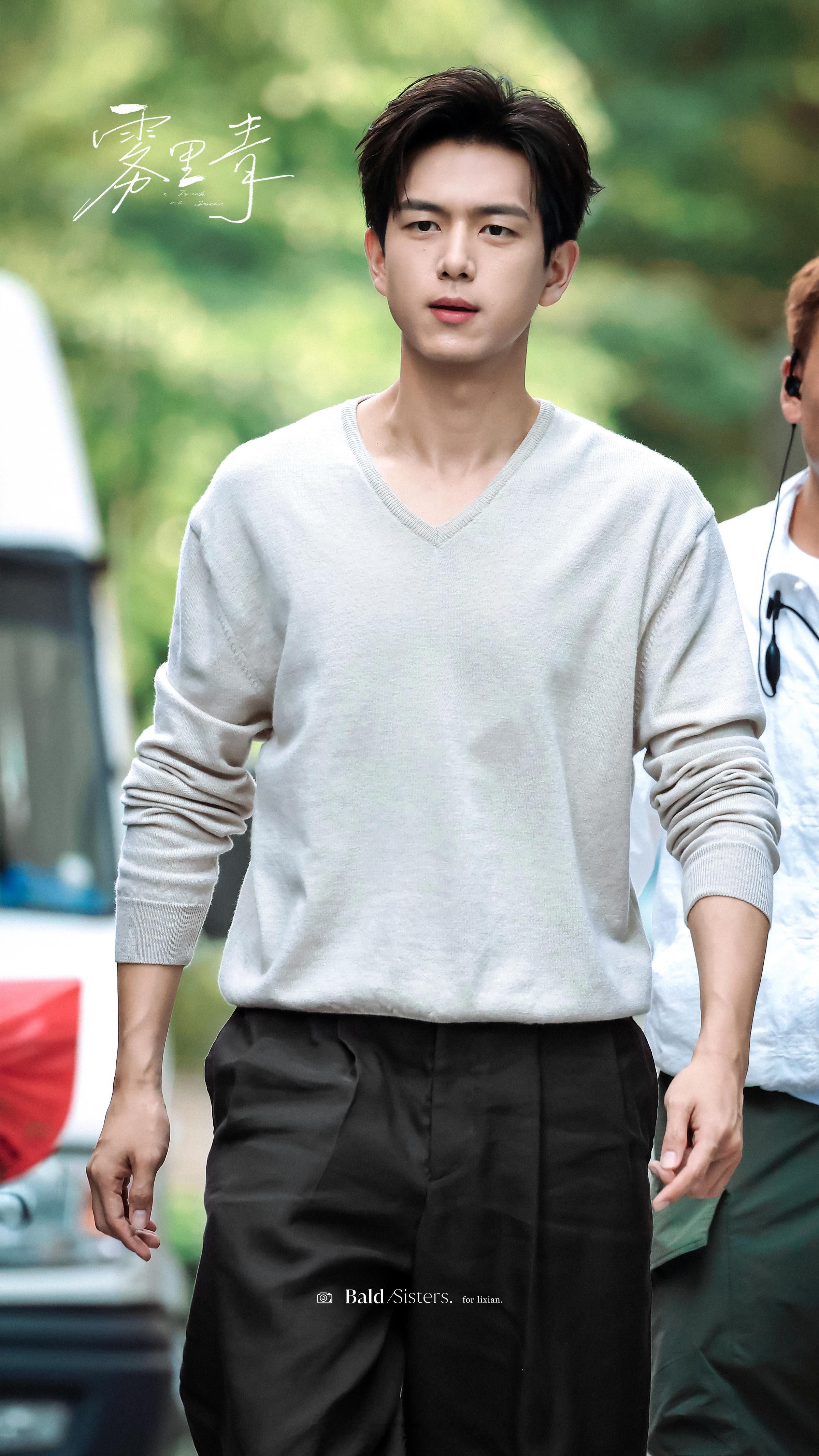 李现《雾里青》今日路透已经变成了李现的服装T台秀了一天换6套衣服，孟总真的有好多