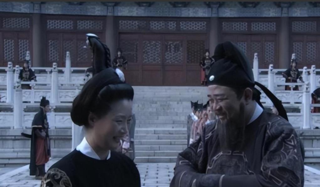 700年，76岁武则天来看望临死前的狄仁杰。想不到，70岁狄仁杰提出一个过分的要