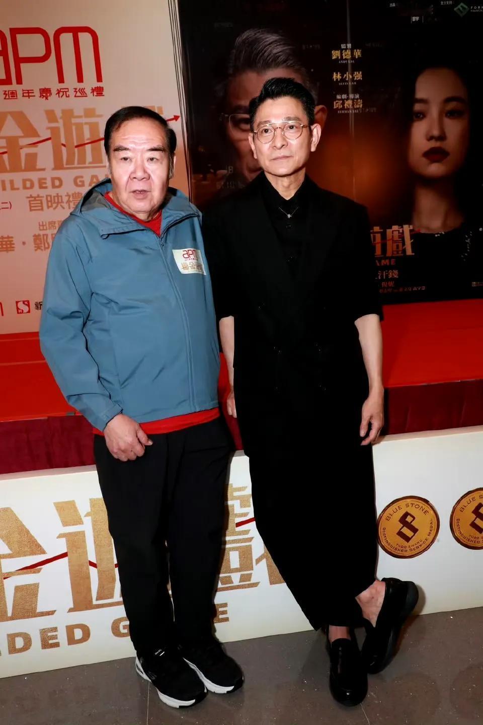 刘德华显年轻的秘诀：1，不穿袜子2，头发染黑3，穿偏长显瘦的衣服4，长