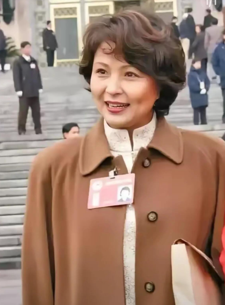 这位演员老了也是优雅大方的一个美女，容颜虽然老去，但是气质却越来越好，看着很养眼