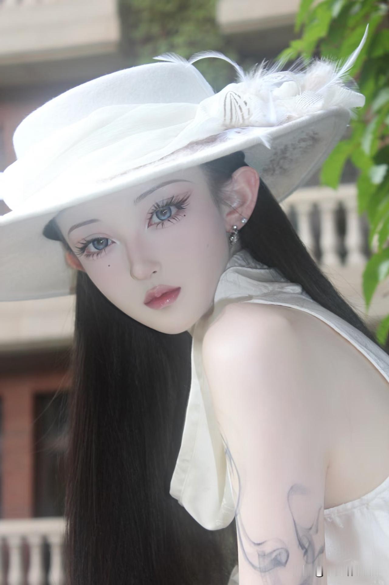 请用一个成语来形容她的美