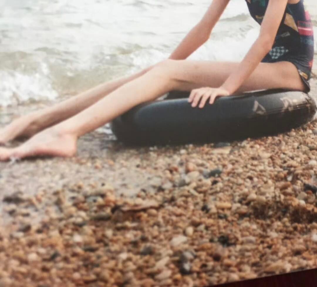 杨幂这张和小时候一模一样从小就是大长腿美女，等比例放大女明星