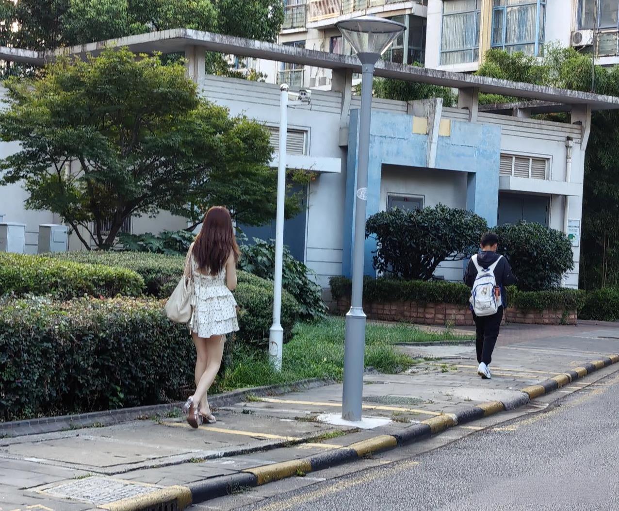 去公园散步，半路遇到一个女子，长发飘飘，汲着凉拖，从背影看确实是个高挑的美女。