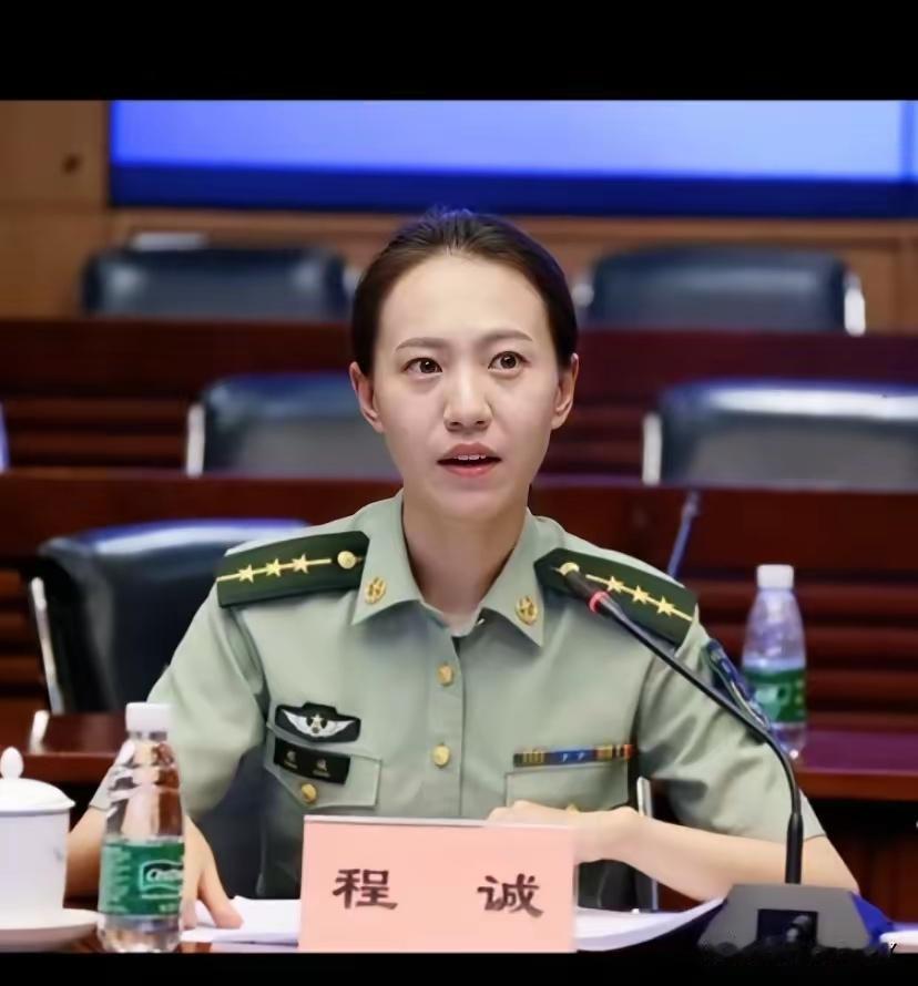 现任解放军仪仗大队某营营长的程诚，是公认的中国女兵标杆。入伍二十年来，她先后立过