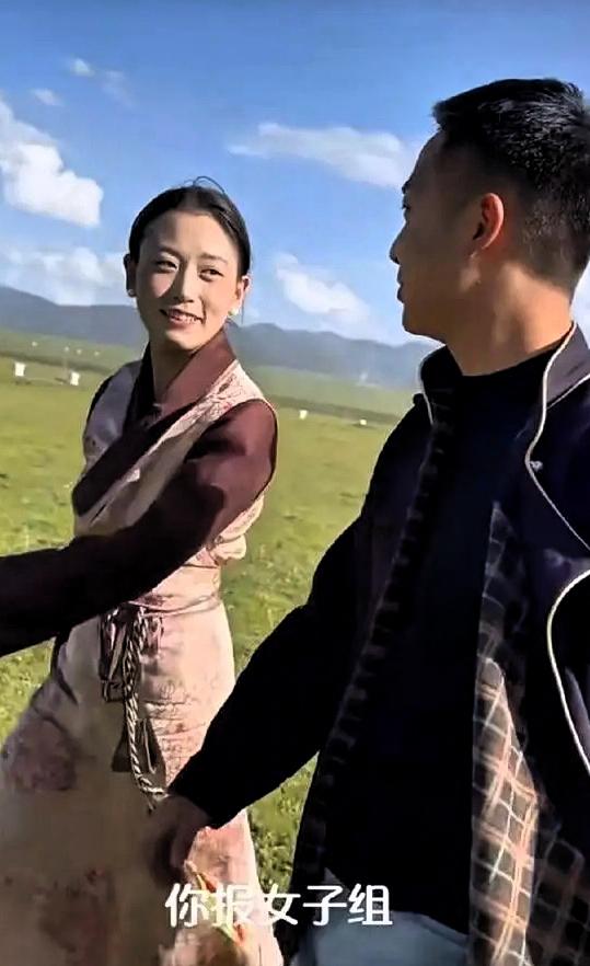 藏族女孩拥忠因为老爸不同意，跟江西男友亮仔分手了，家里一百多头牦牛，她是独女得守