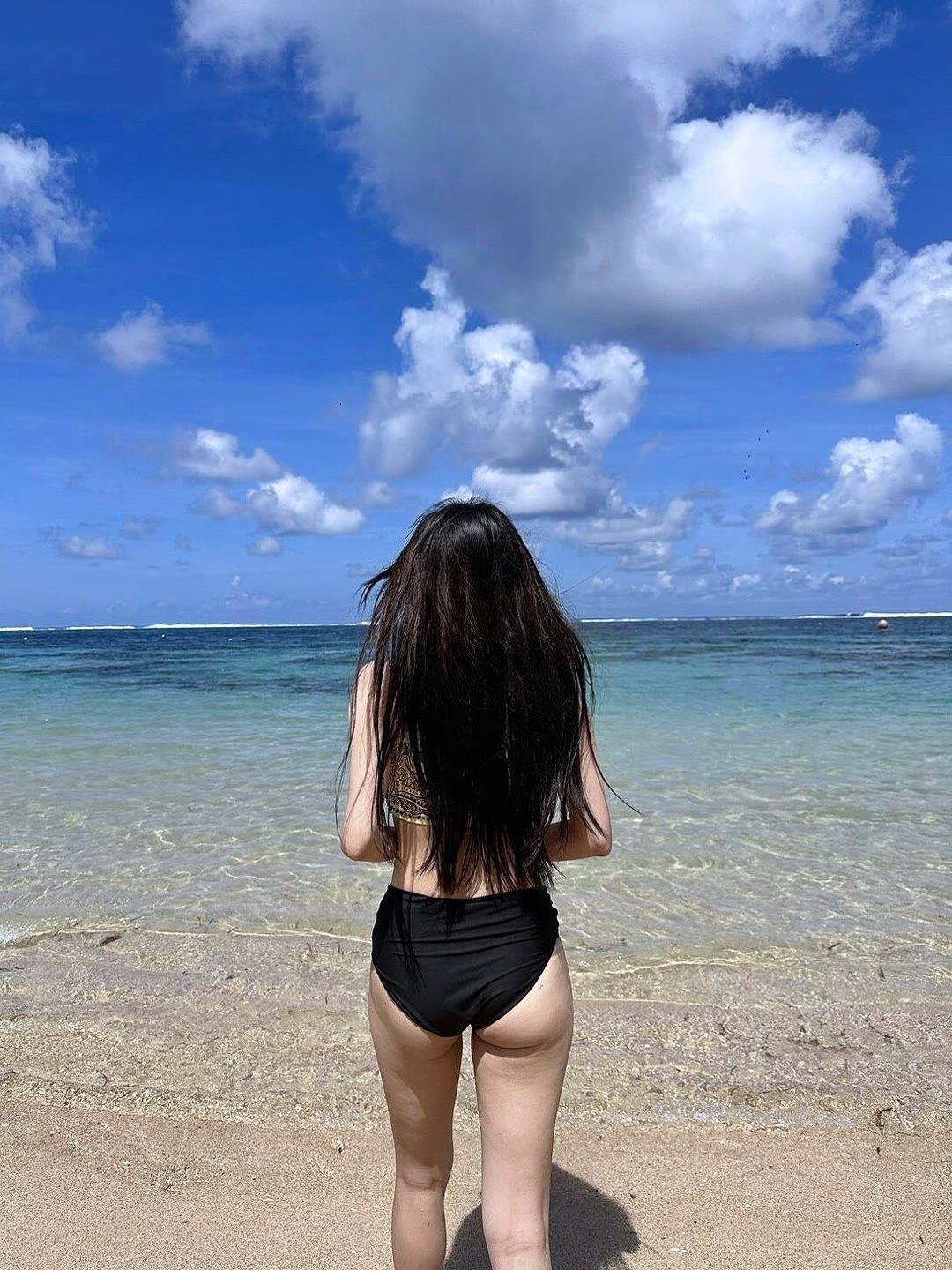 程潇风把发梢卷成细碎的浪你坐在池边，把天空举成一只手水珠在腿侧滑成透明的诗