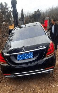 好家伙，现在陪葬都这么卷了吗？辽宁那边有位大哥走了，家人直接给埋了辆崭新的奔驰