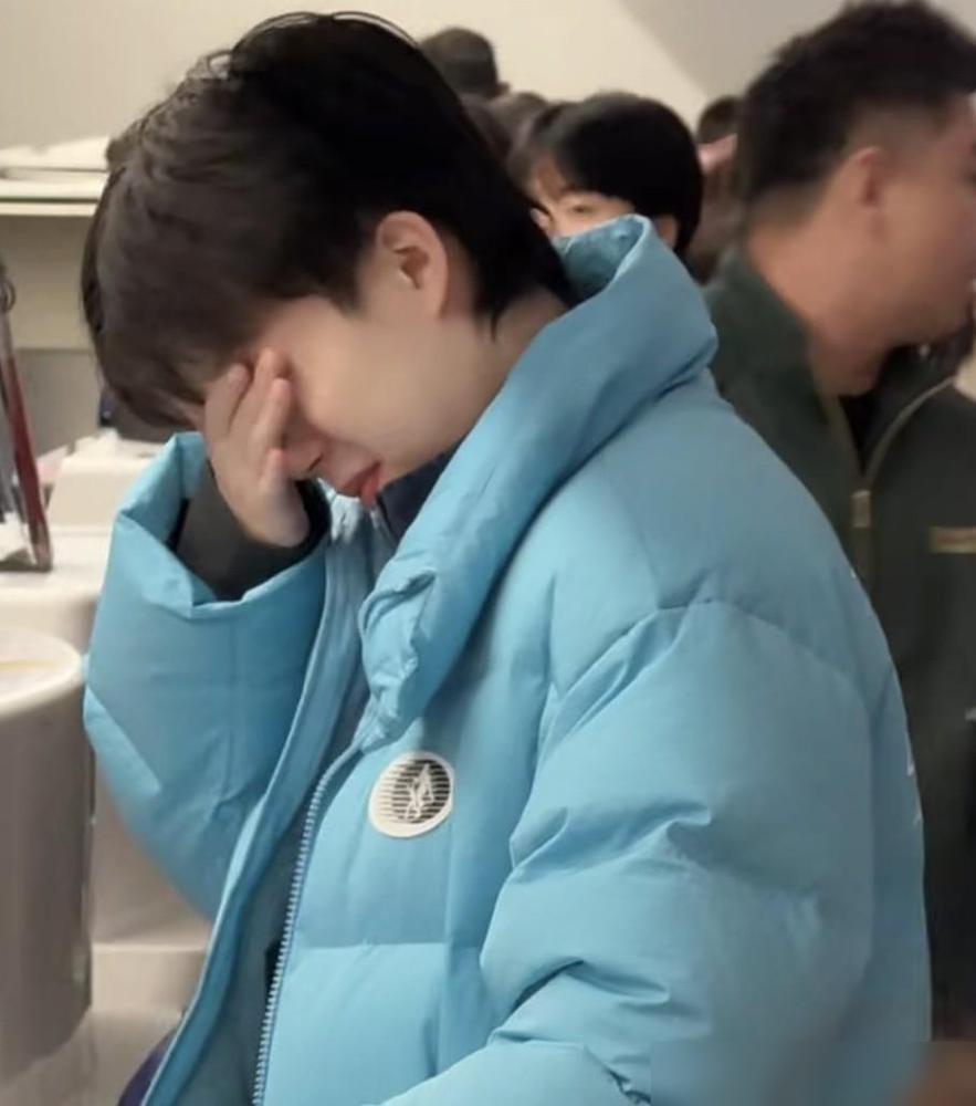 真的是有点离谱到家了成都混团奖杯才拿到手不久刚看到这段，我脑子里第一反应