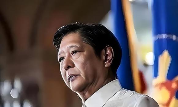 自从中国停止进口菲律宾香蕉，菲律宾香蕉协会的负责人愤怒地表示：“中国断了30万蕉