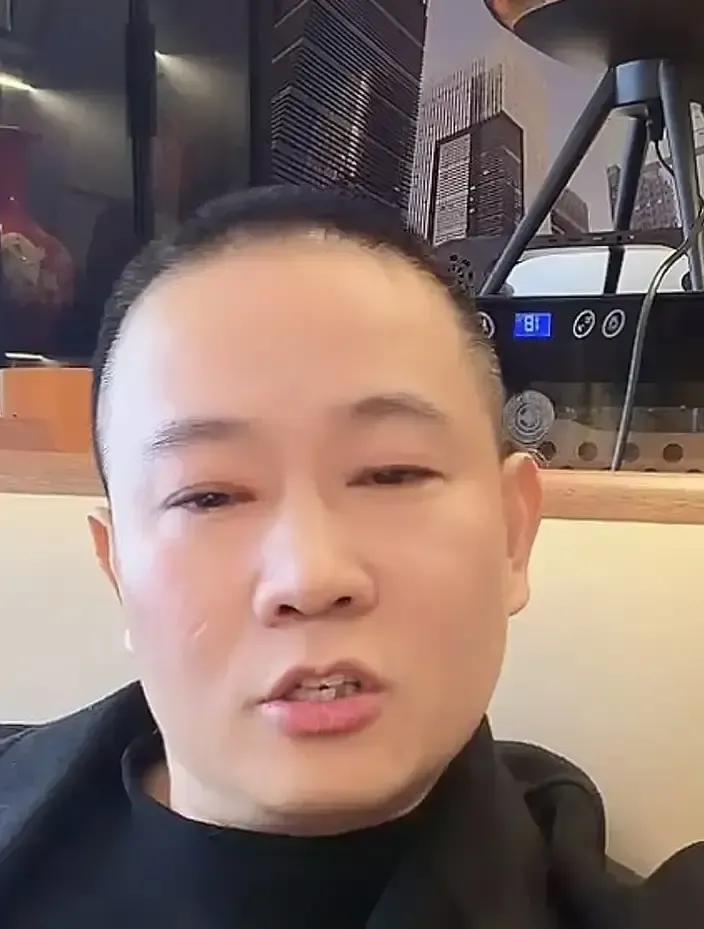 晋老五一句“普通人别来义乌做梦”被剪成十五秒短视频，评论区瞬间炸锅，私信骂到他手