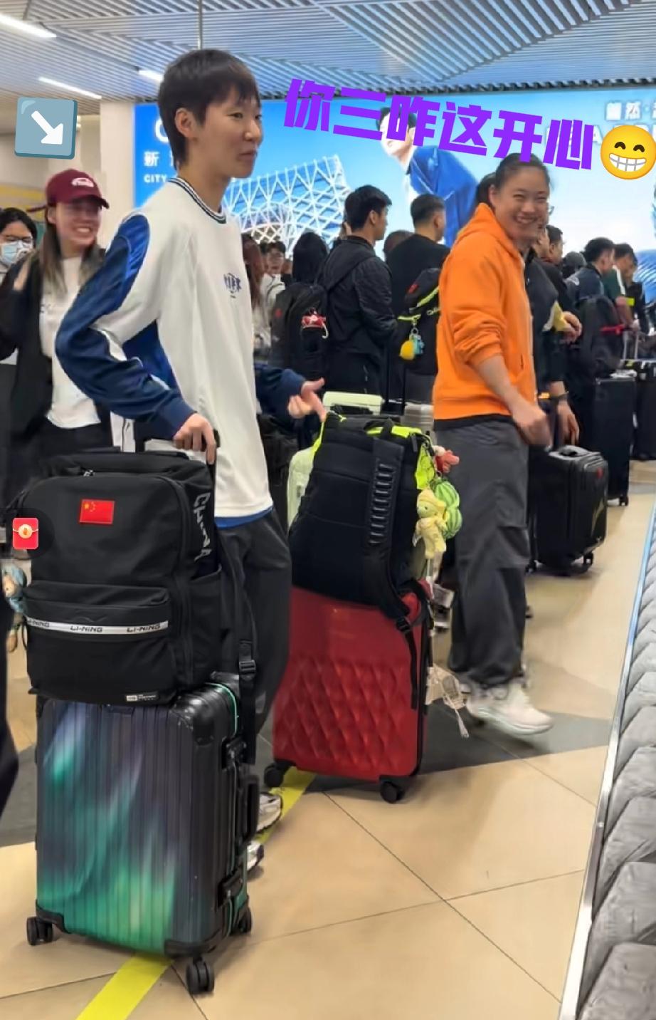 王曼昱结束澳门世界杯！她没有因为拿到亚军而不开心，这不和好姐妹同同与徐弈妹妹在机