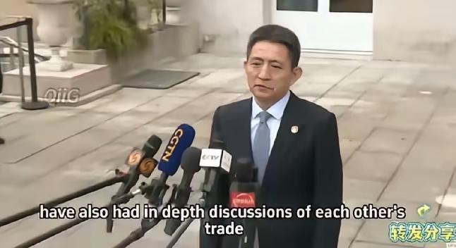 明明直接听到的是英语提问，却偏偏就是要用中文回答，中间还不要翻译来回倒腾。管你听