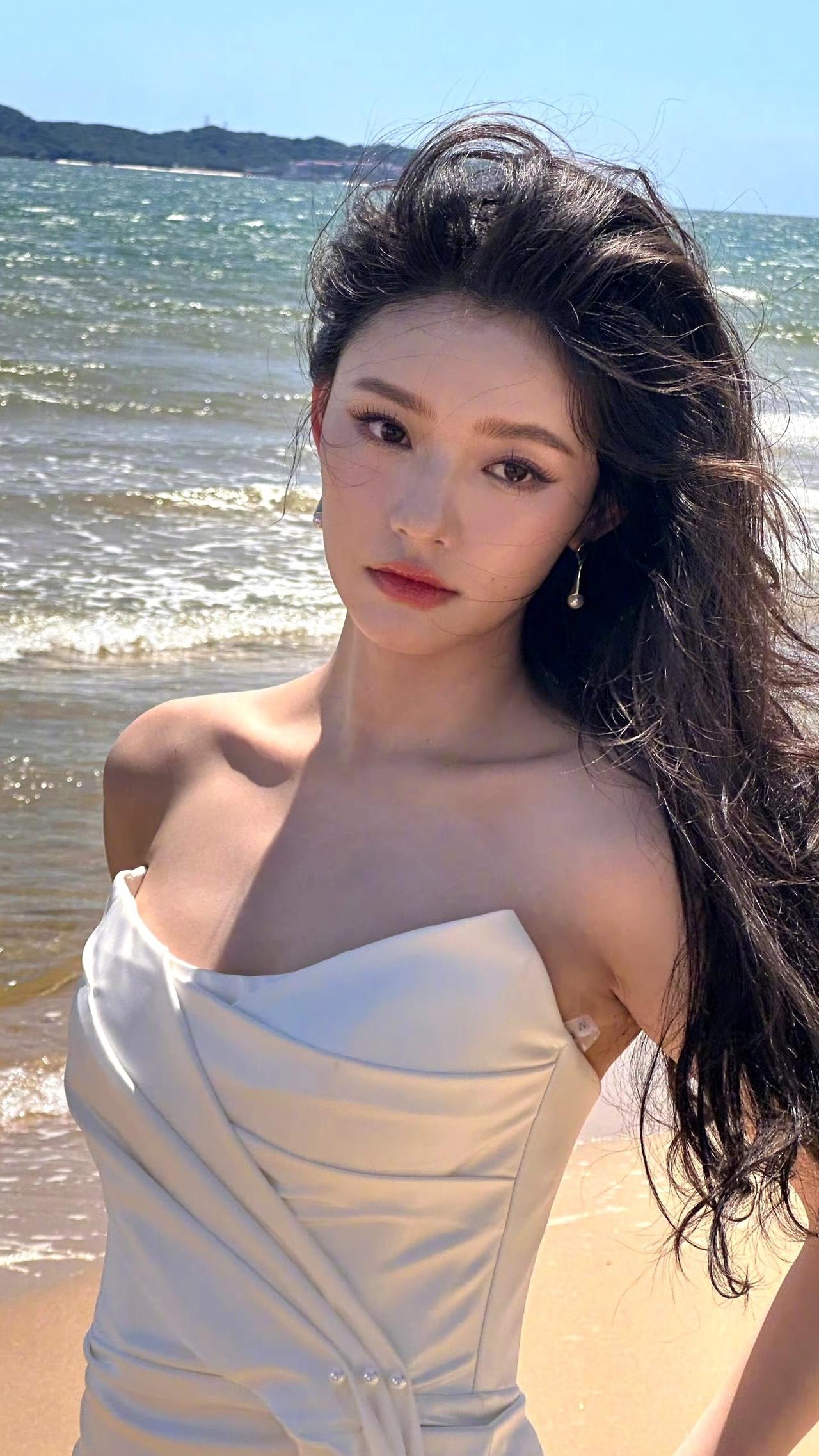 林允在海边穿白裙这组图，是把“破碎感美人”焊在浪尖上了吧？海风都为她绕道🌊林允