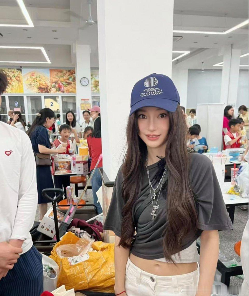 网友偶遇杨颖，现场瞬间引发不小轰动。不同于荧幕上精致耀眼的明星模样，此次杨颖是以