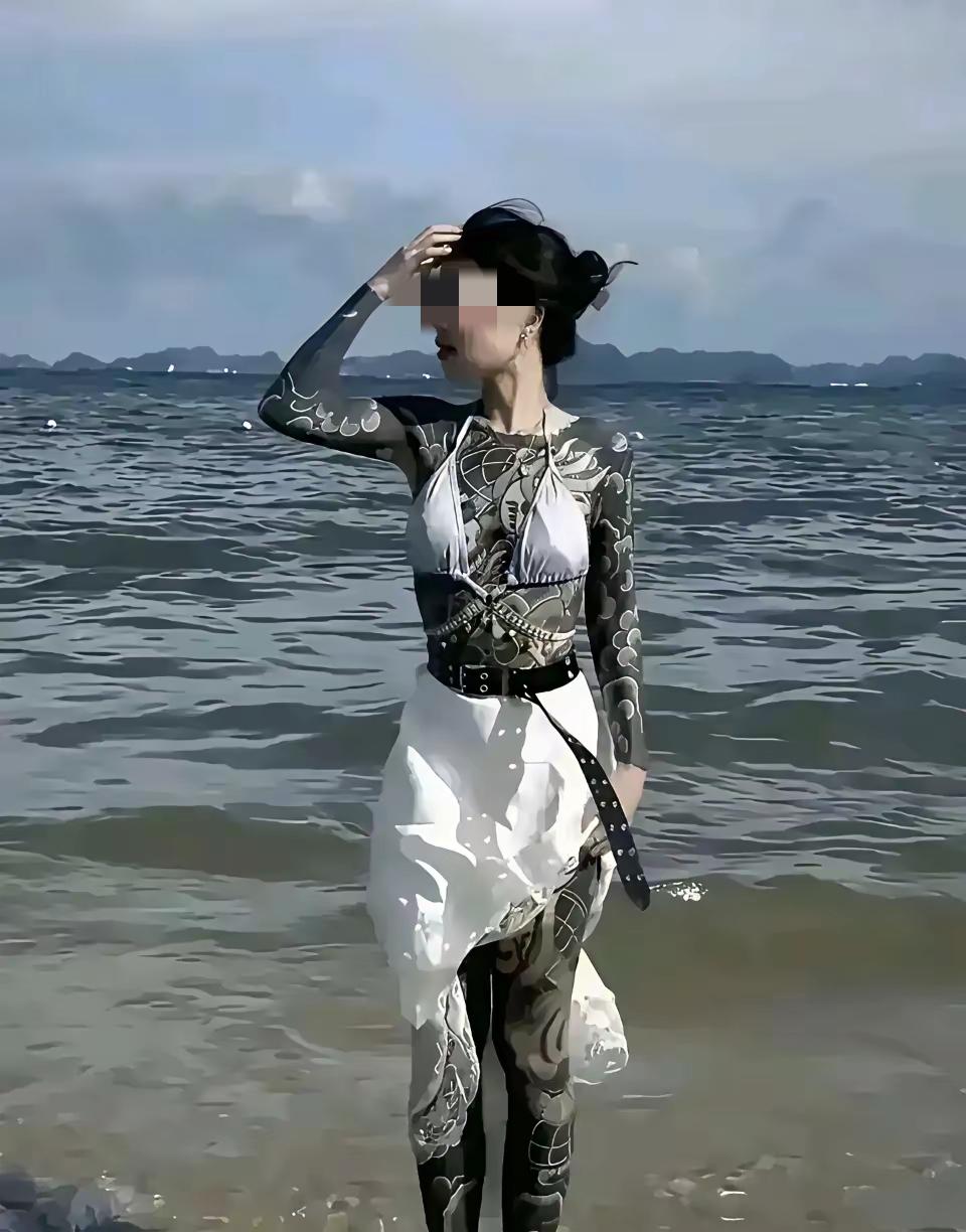 这一身鲨鱼皮的泳装非常好，仿真，出成绩。一看这就是专业运动员。