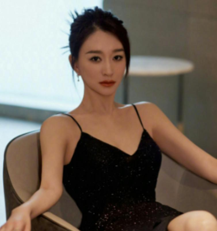 当年震动娱乐圈的“鄢颇案”再被扒：李小冉被艾滋针头抵喉，现任被砍十余刀脚筋挑断！