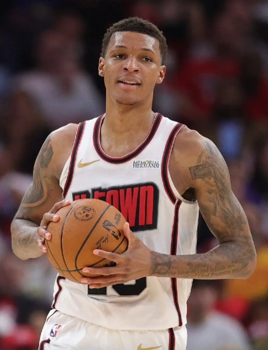 家人们！火箭要是换小贾换不换？我还是觉得小贾水平还是有的，就是现在信心感觉没有