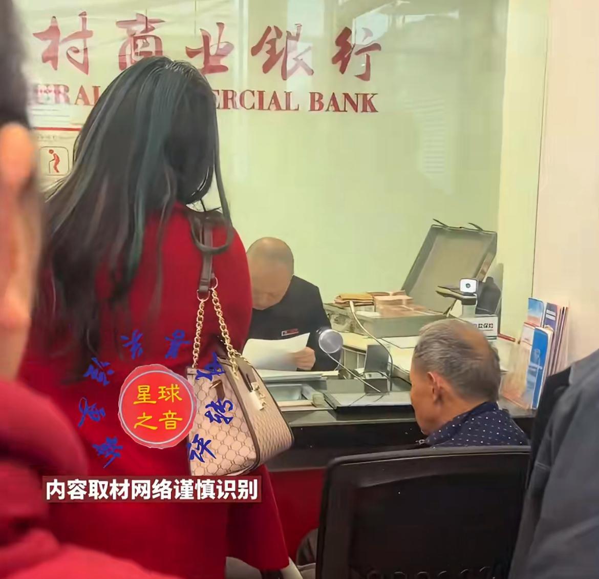 重庆70岁大爷偶遇30多岁少妇，以为捡到宝，执意要和她领证结婚。周围的街坊邻居都