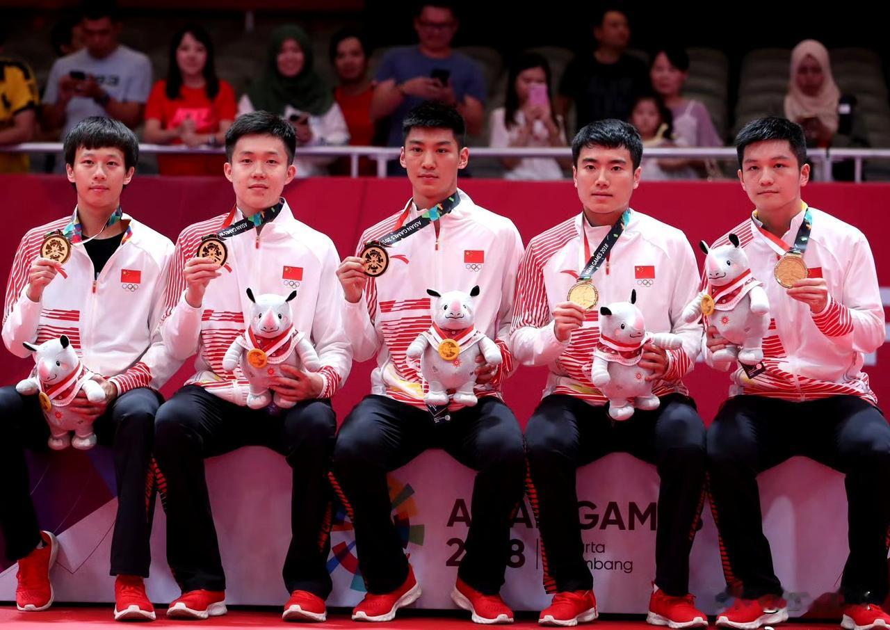 国乒五位帅哥即使坐着，也精神抖擞，英姿勃勃。王楚钦似笑非笑，表情丰富，不得不