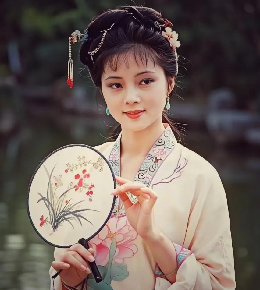 网友热议：若薛宝钗进宫为妃，能否在后宫杀出重围？对比元春的命运，她的“进宫梦”究