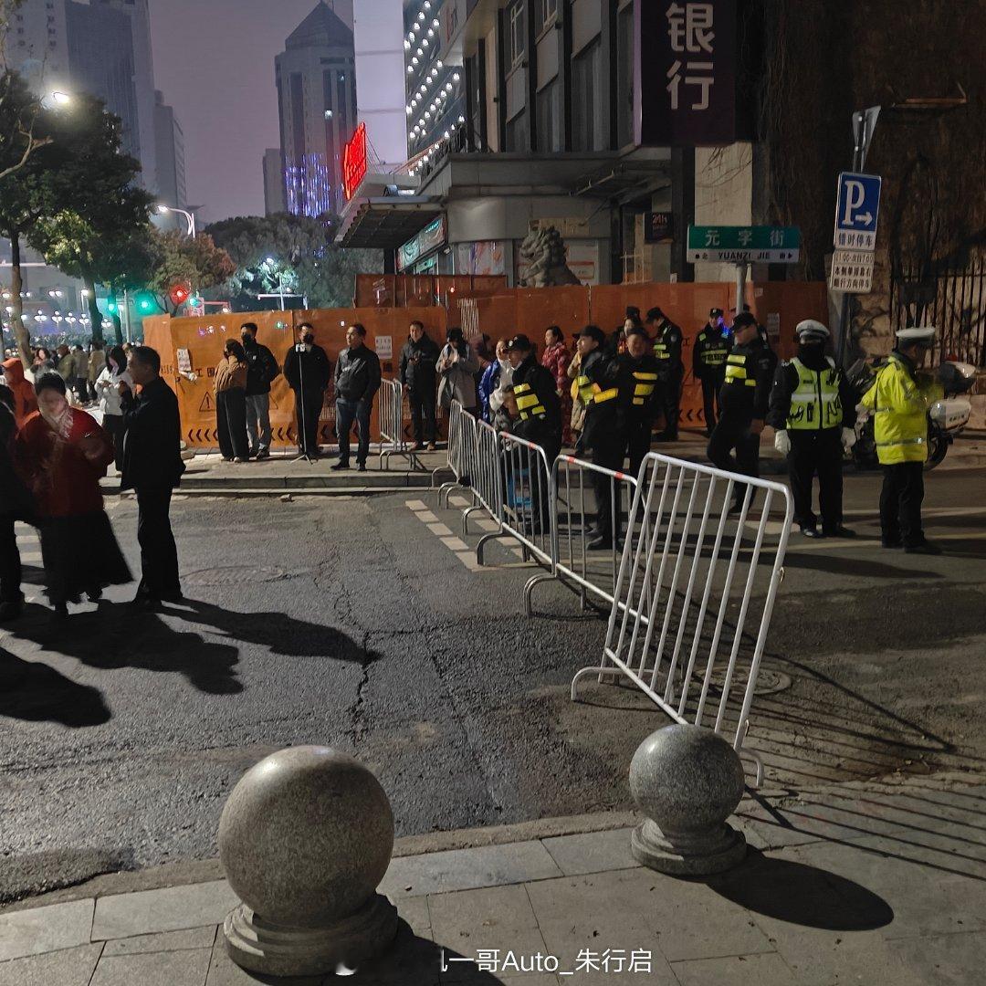 为了看个烟花大会今天滕王阁也是用栅栏围住了我看到还有人边蹲着吃粉边在现场看烟花今