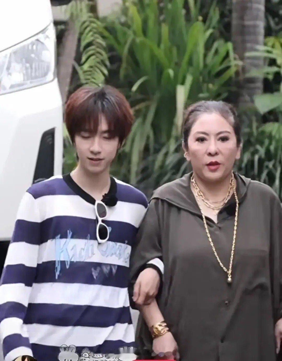 终于知道向太为啥要准备那么多帽子了，头发稀疏。没了雍容华贵的衣服和帽子，向太跟普