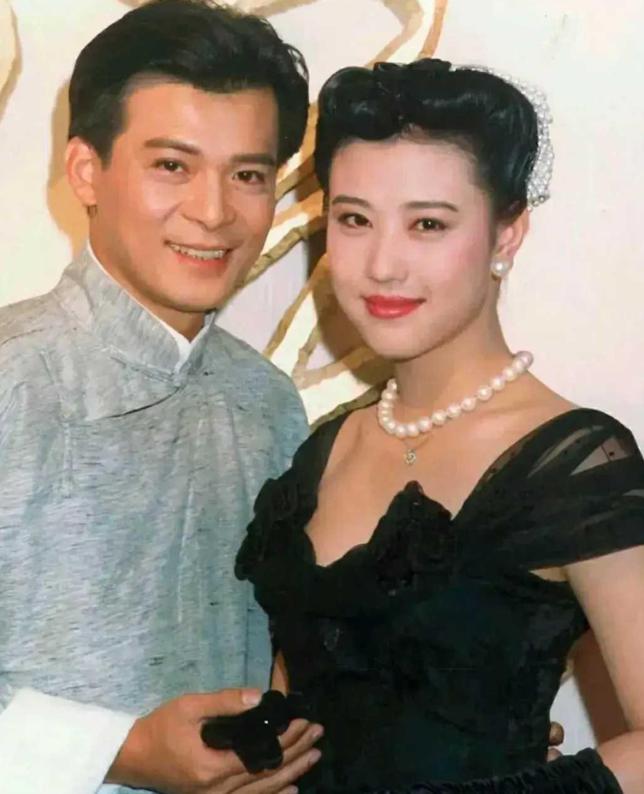 真没想到，黄日华竟是第一个发现周海媚不对劲的人。我一直在想，娱乐圈讲究人走