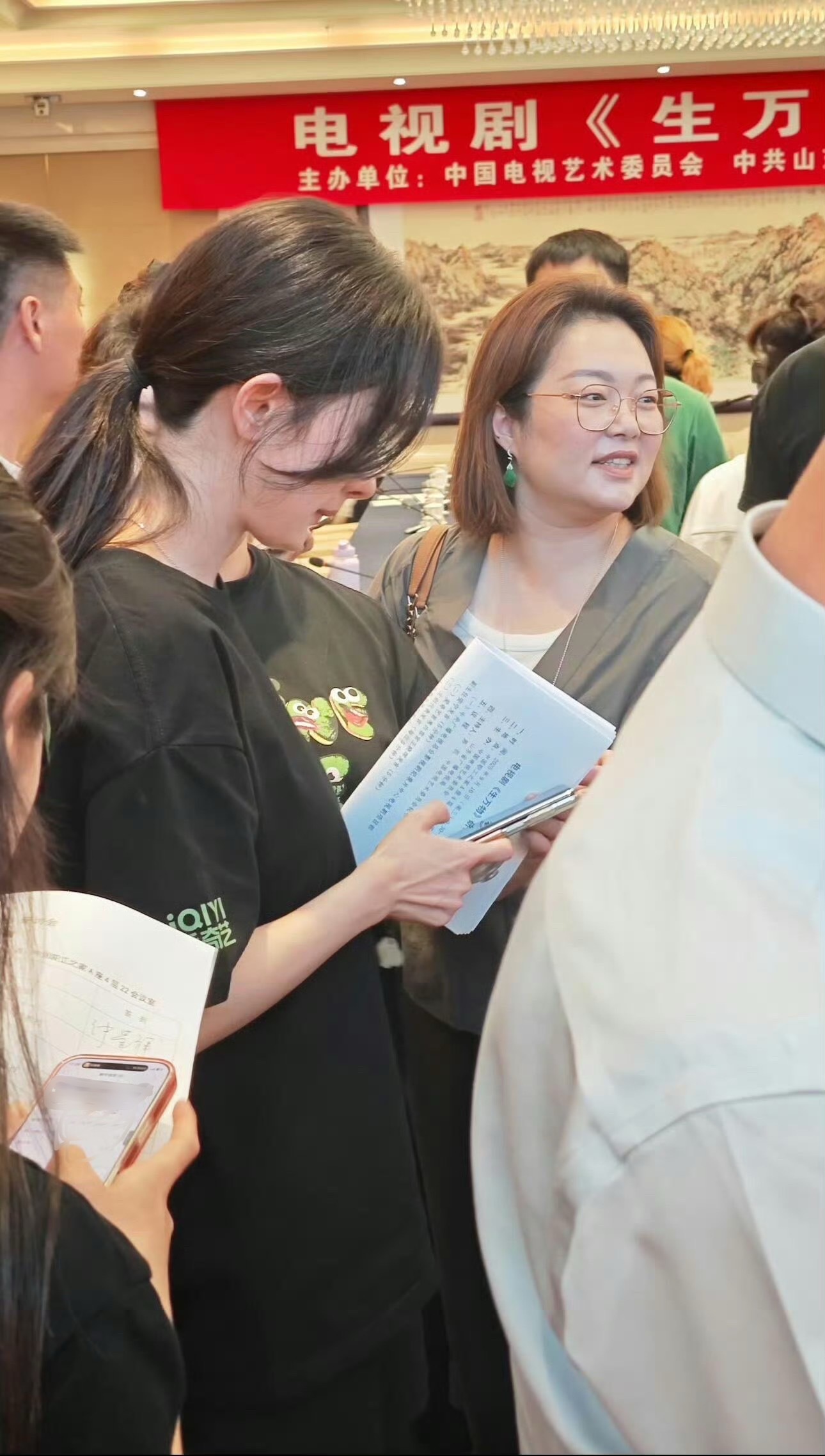 杨幂群里看到的，去年生万物研讨会上低马尾素颜的杨幂，好漂亮！😍[哇